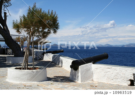 ギリシャのイドラ島の海岸 10963519