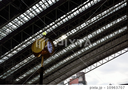 大阪駅　時空の広場 10963707