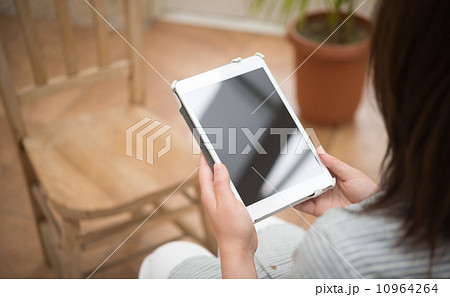 タブレットと女性 10964264
