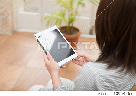 女性とタブレット 女性とタブレット 10964265