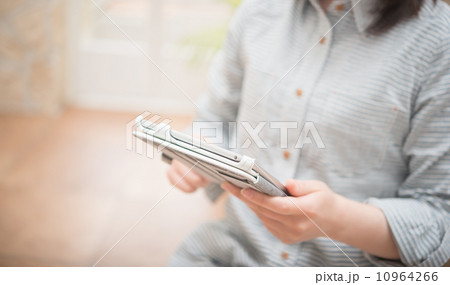女性 タブレット 女性 タブレット 10964266