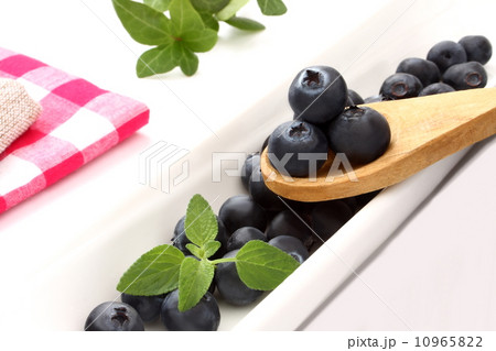 ブルーベリー 生 スプーン 白背景 ブルーベリー 生 スプーン 白背景 10965822