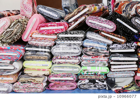 山に積まれた生地 10966077