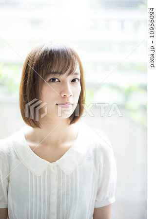笑顔の女性 10966094