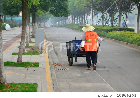 中国の清掃風景 10966201