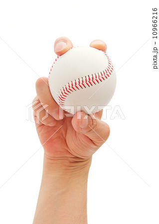 野球ボールを握る手の写真素材