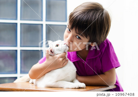 Little boy kissing little cat Little boy kissing little cat 10967408