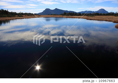 奥鬼怒湿原の池塘と日光白根山・根無草山方面 10967663