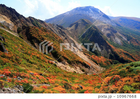 那須連峰・紅葉の熊見曽根から見る茶臼岳 那須連峰・紅葉の熊見曽根から見る茶臼岳 10967668