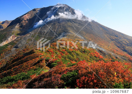 紅葉の日ノ出平から噴煙上がる那須・茶臼岳 10967687