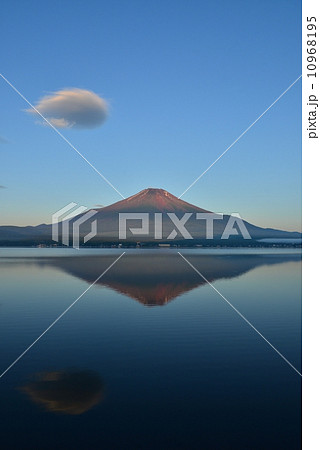 つるし雲と逆さ紅富士2 つるし雲と逆さ紅富士2 10968195