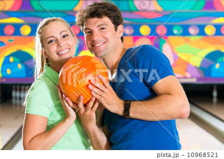 Young people playing bowling and having fun 10968521