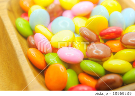木の器に盛ったカラフルな粒チョコレート 木の器に盛ったカラフルな粒チョコレート 10969239