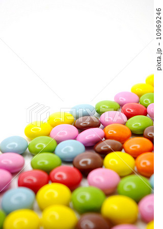 カラフルな粒チョコレートと白いコピースペース 10969246