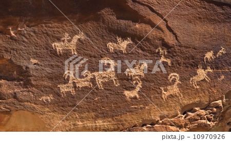 Petroglyph in canyonlands national park Petroglyph in canyonlands national park 10970926