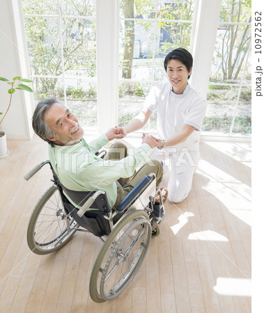車椅子に乗る患者と看護士 10972562