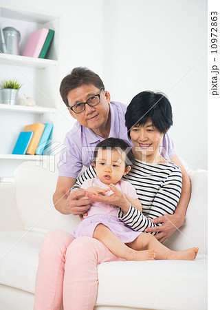 chinese grandparents with granddaugther with life style backgrou chinese grandparents with granddaugther with life style backgrou 10972863