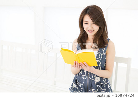 部屋で本を読む女性 部屋で本を読む女性 10974724