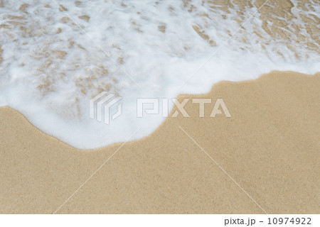 沖縄の海　砂浜の波 10974922
