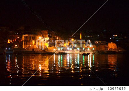 王侯の館の明かりが水面に映るガンジス川 10975056
