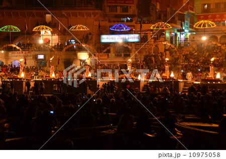 聖地バナーラスで行われるバラモン僧による日没の祈り、プージャ 10975058