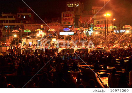 裕福な信者は陸上で、他は船で鑑賞するバナーラスのプージャ 裕福な信者は陸上で、他は船で鑑賞するバナーラスのプージャ 10975060