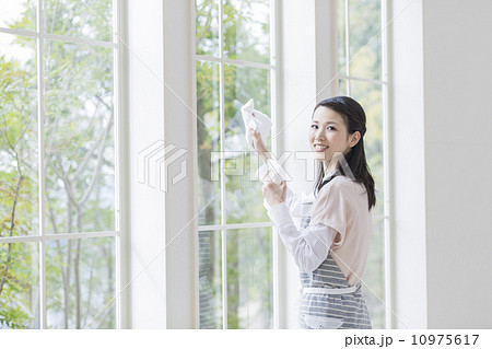 窓を掃除する女性 10975617