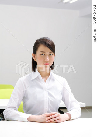 セミナールームの女性 10975762