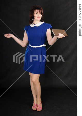 Woman with a notebook 10977044