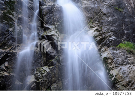 岩盤を流れる滝 10977258