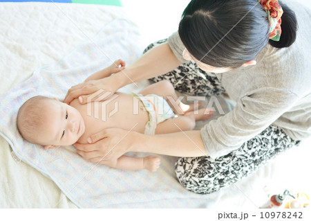 ベビーマッサージの親子 10978242