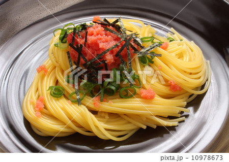 明太子パスタ　パスタ　たらこスパゲティ　黒背景 10978673