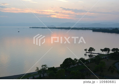夕暮れの北琵琶湖 10980681