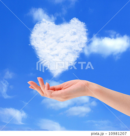 きれいな手の上のクラウド きれいな手の上のクラウド 10981207