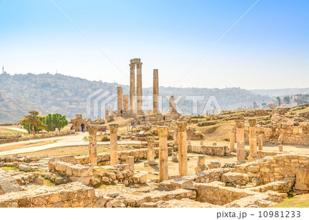 Scenic Temple of Hercules on the Citadel Mountain in Amman, Jordan.  10981233