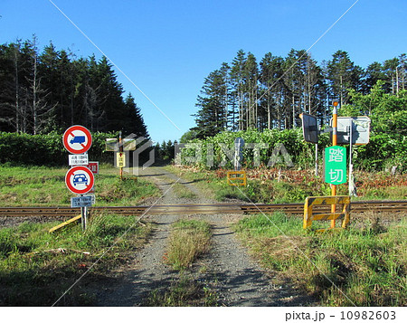 田舎の踏切の写真素材