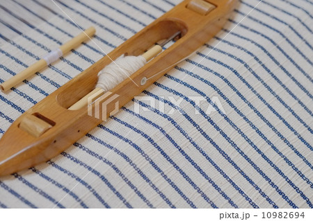 機織り機で織った手織り布と杼 機織り機で織った手織り布と杼 10982694