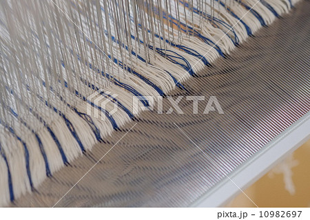 機織り作業の筬通しが終わった所 10982697