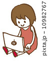 ノートパソコンを操作する女の子 10982767