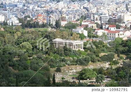 アテネの古代アゴラの神殿と町並み 10982791