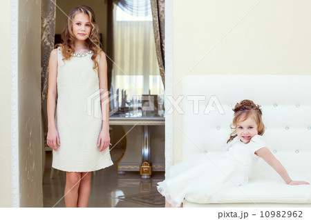 Two beautiful sisters posing in restaurant 10982962