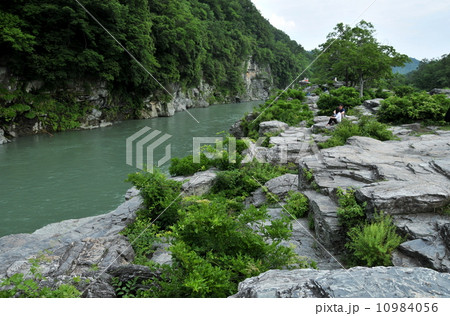 埼玉県　長瀞町の荒川と畳岩 10984056