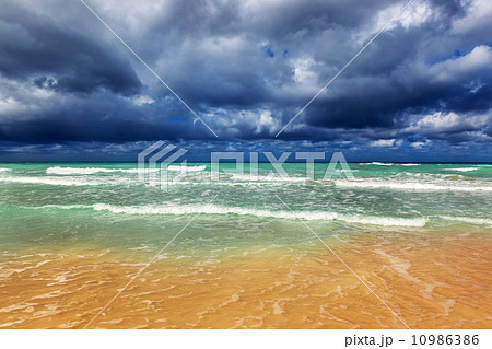 Storm clouds over ocean Storm clouds over ocean 10986386