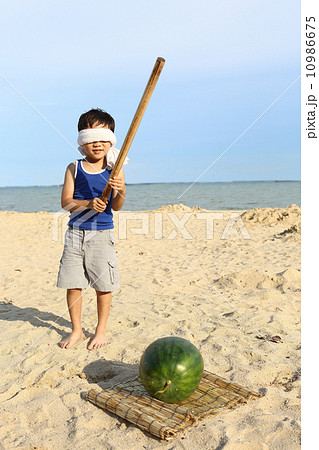 スイカ割りをする男の子 10986675