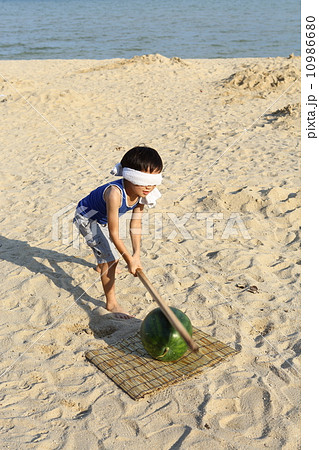 スイカ割りをする男の子 スイカ割りをする男の子 10986680
