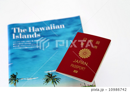 パスポートとハワイ旅行のパンフレット 10986742