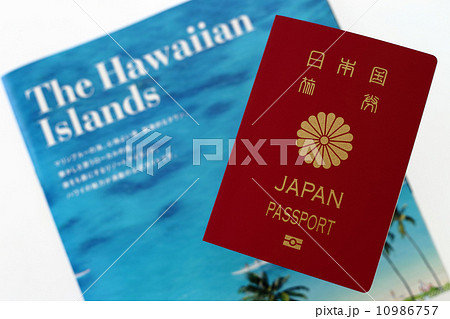 パスポートとハワイ旅行のパンフレット 10986757