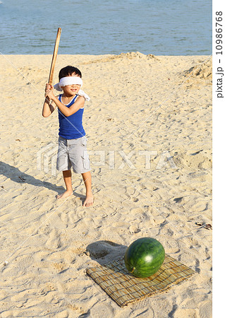 スイカ割りをする男の子 スイカ割りをする男の子 10986768