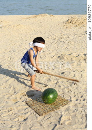 スイカを食べる男の子 10986770