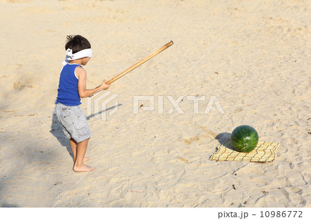 スイカ割りをする男の子 10986772